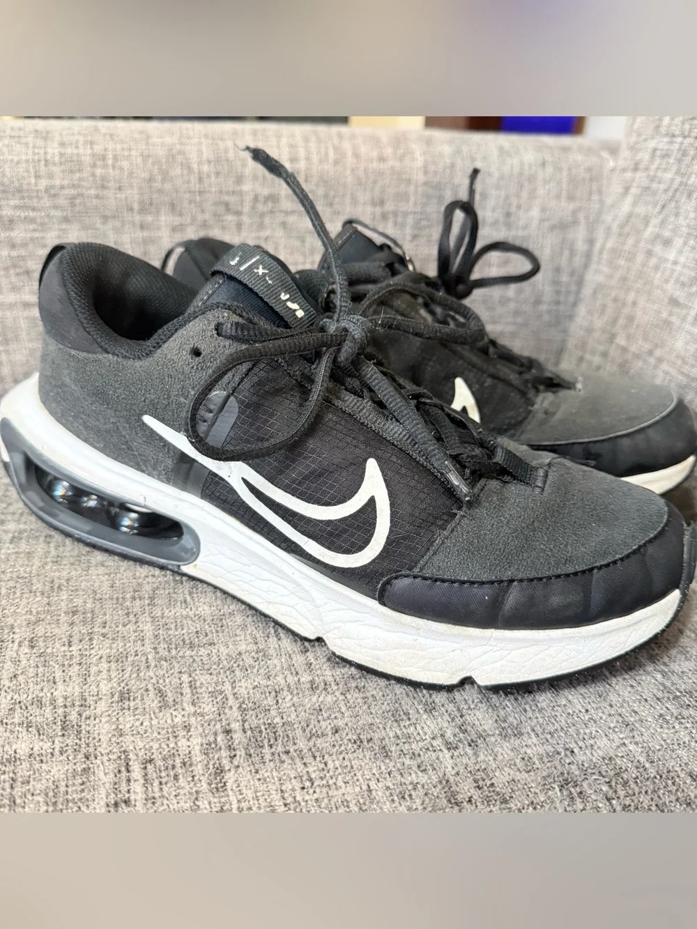 Women’s Size 7 Black and White Nike Airmax Running Shoes